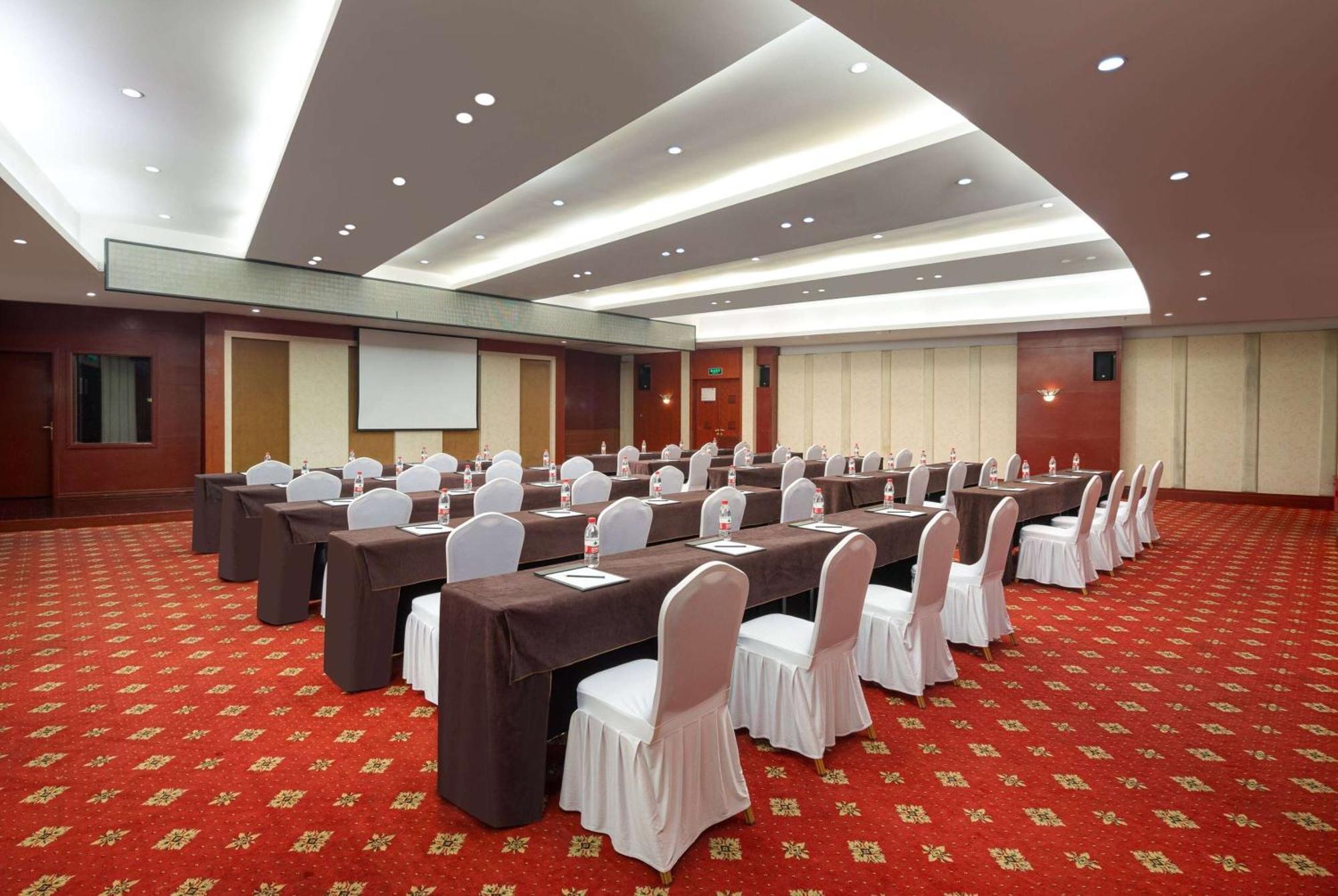 Отель Ramada Plaza By Wyndham Chongqing West Экстерьер фото