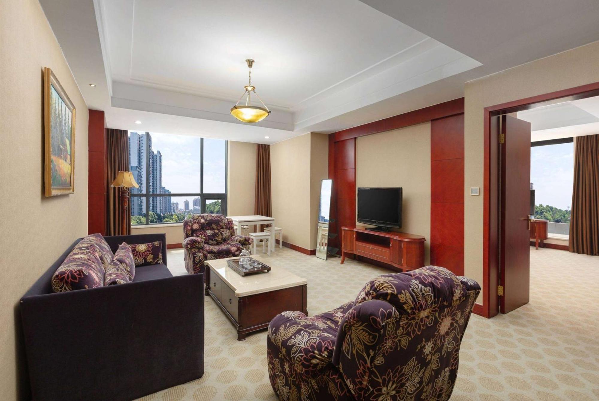 Отель Ramada Plaza By Wyndham Chongqing West Экстерьер фото