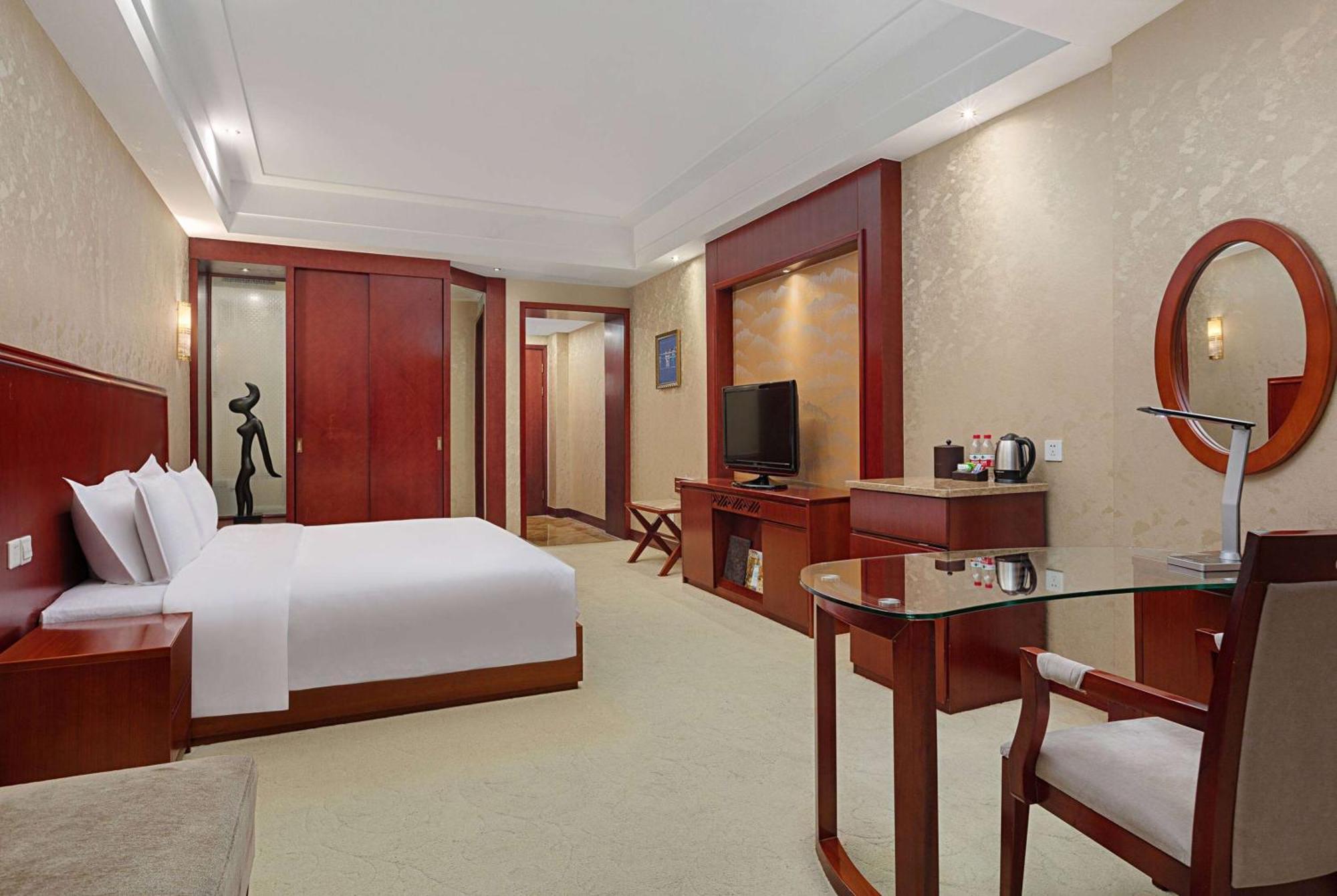 Отель Ramada Plaza By Wyndham Chongqing West Экстерьер фото