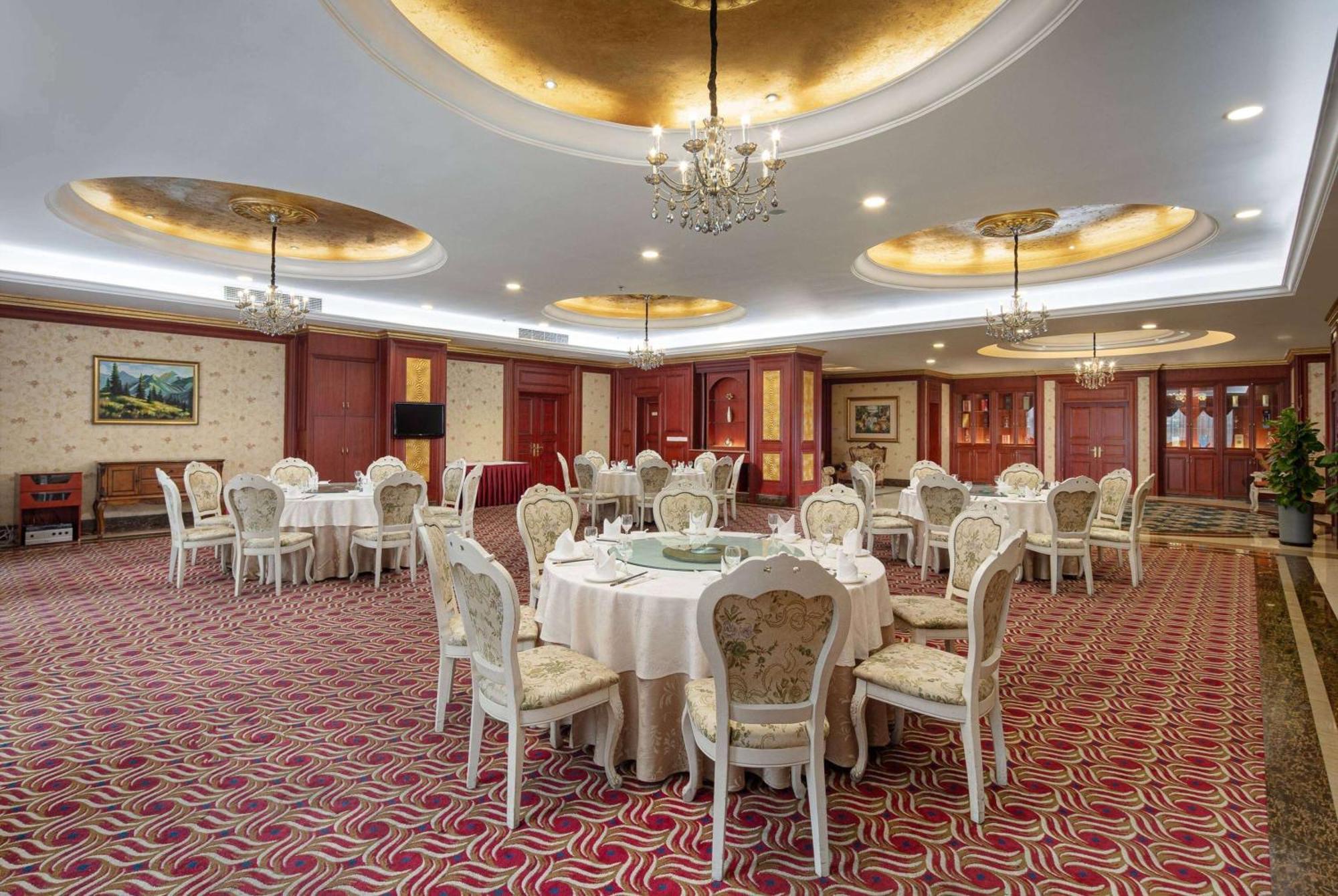 Отель Ramada Plaza By Wyndham Chongqing West Экстерьер фото