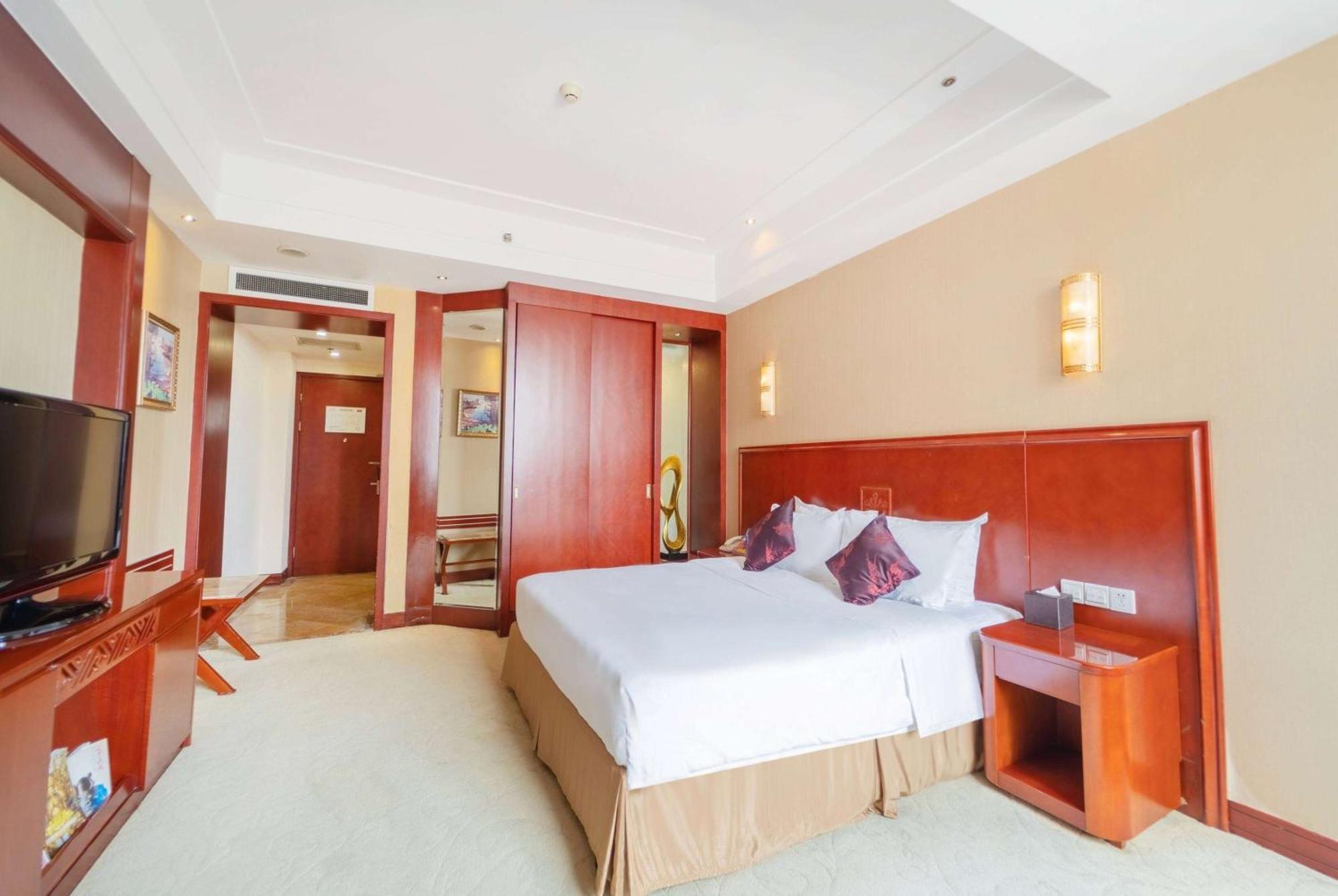 Отель Ramada Plaza By Wyndham Chongqing West Экстерьер фото